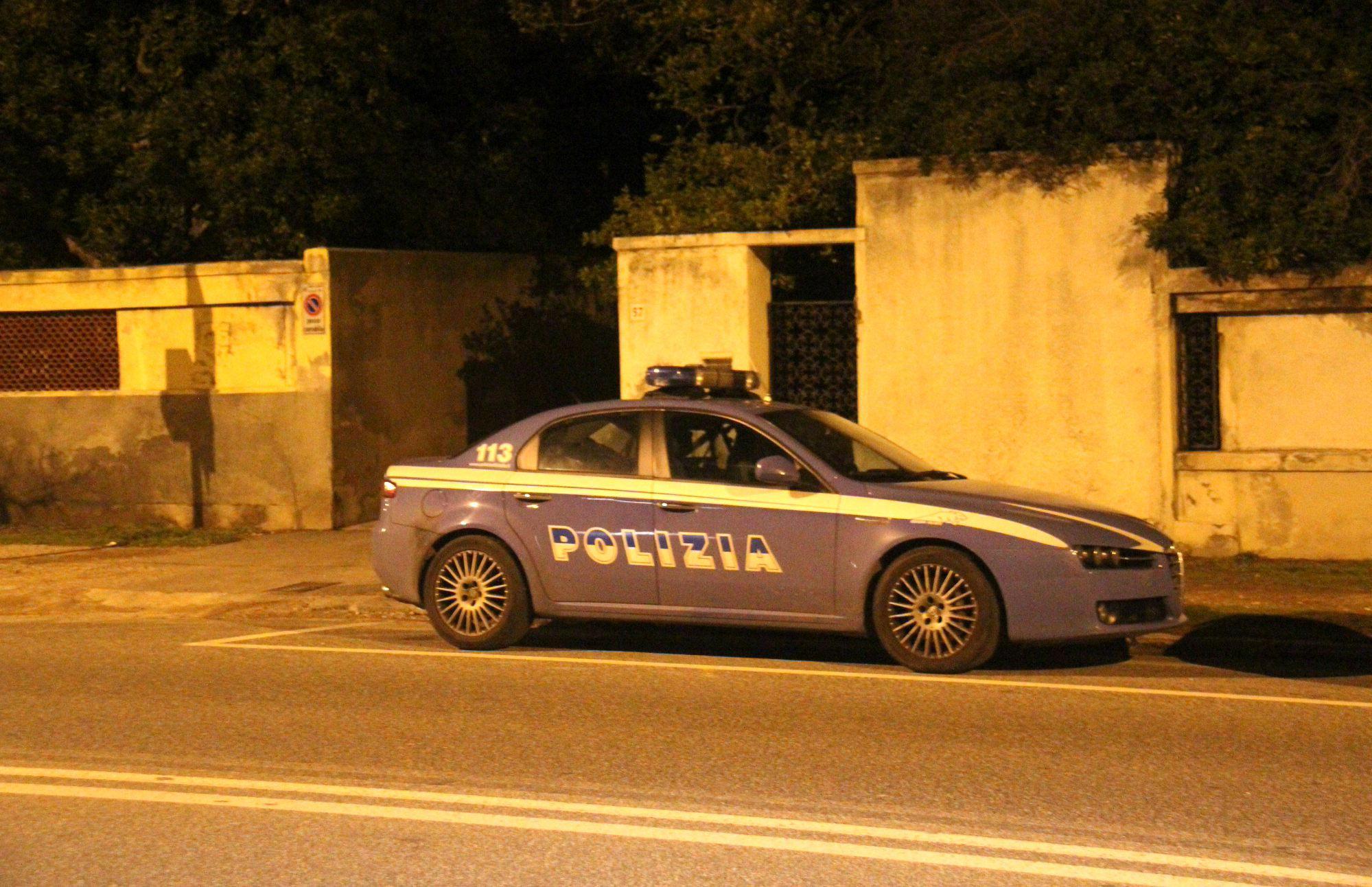 Faccia a faccia con il ladro a casa, poi l'inseguimento a Antignano 