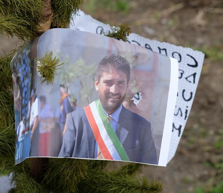 Comacchio, affida la richiesta d’aiuto a un albero di Natale 