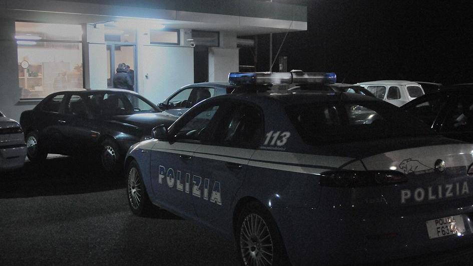 Con una prostituta nell'auto rubata: arrestato rivuole dalla polizia i soldi della prestazione interrotta