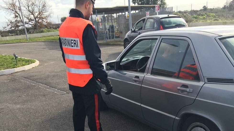 Scoperta un'auto con impianto a gas fai-da-te realizzato con due bombole