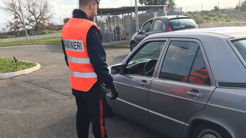 Scoperta un'auto con impianto a gas fai-da-te realizzato con due bombole
