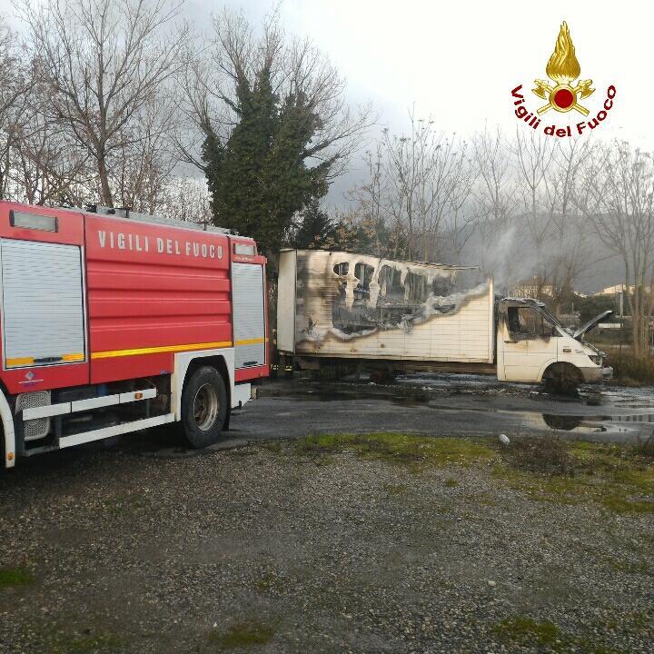 I vigili del fuoco mentre spengono l'incendio (foto vigili del fuoco)