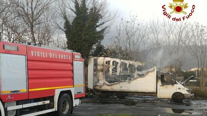I vigili del fuoco mentre spengono l'incendio (foto vigili del fuoco)