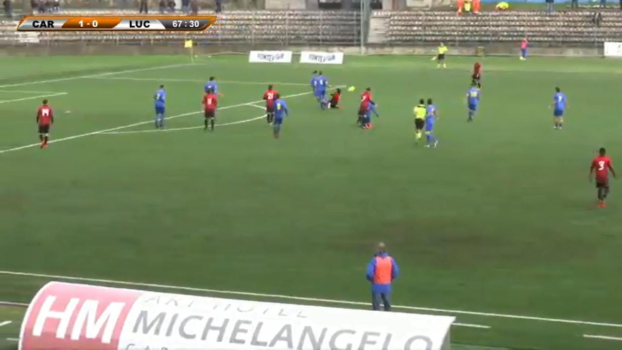 Un momento del match tra Carrarese e Lucchese