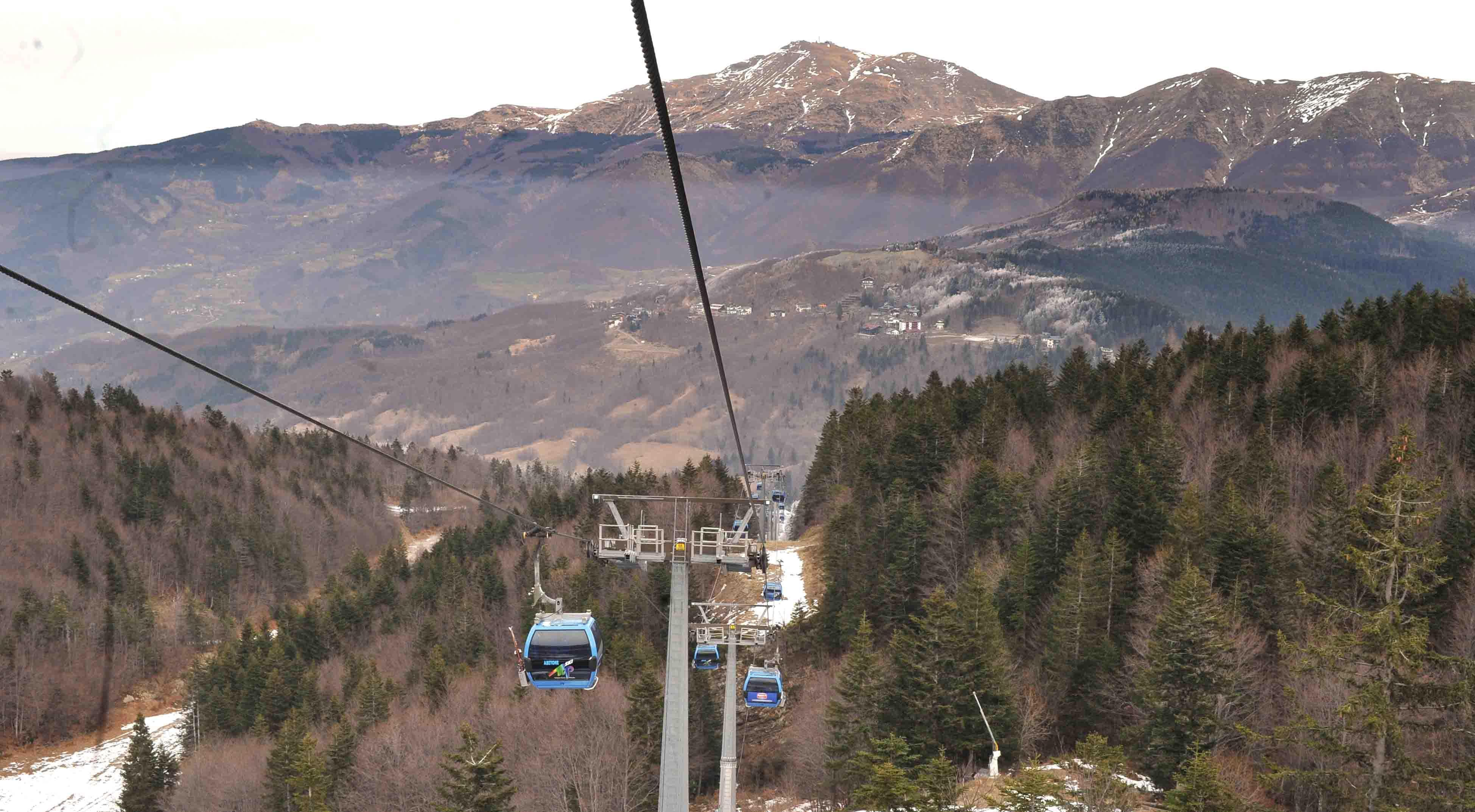 Una panoramica sulla valle di Abetone e sul Cimone vista dall'ovovia il giorno di Capodanno