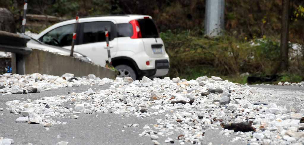 Sassi e detriti lungo la strada di Colonnata