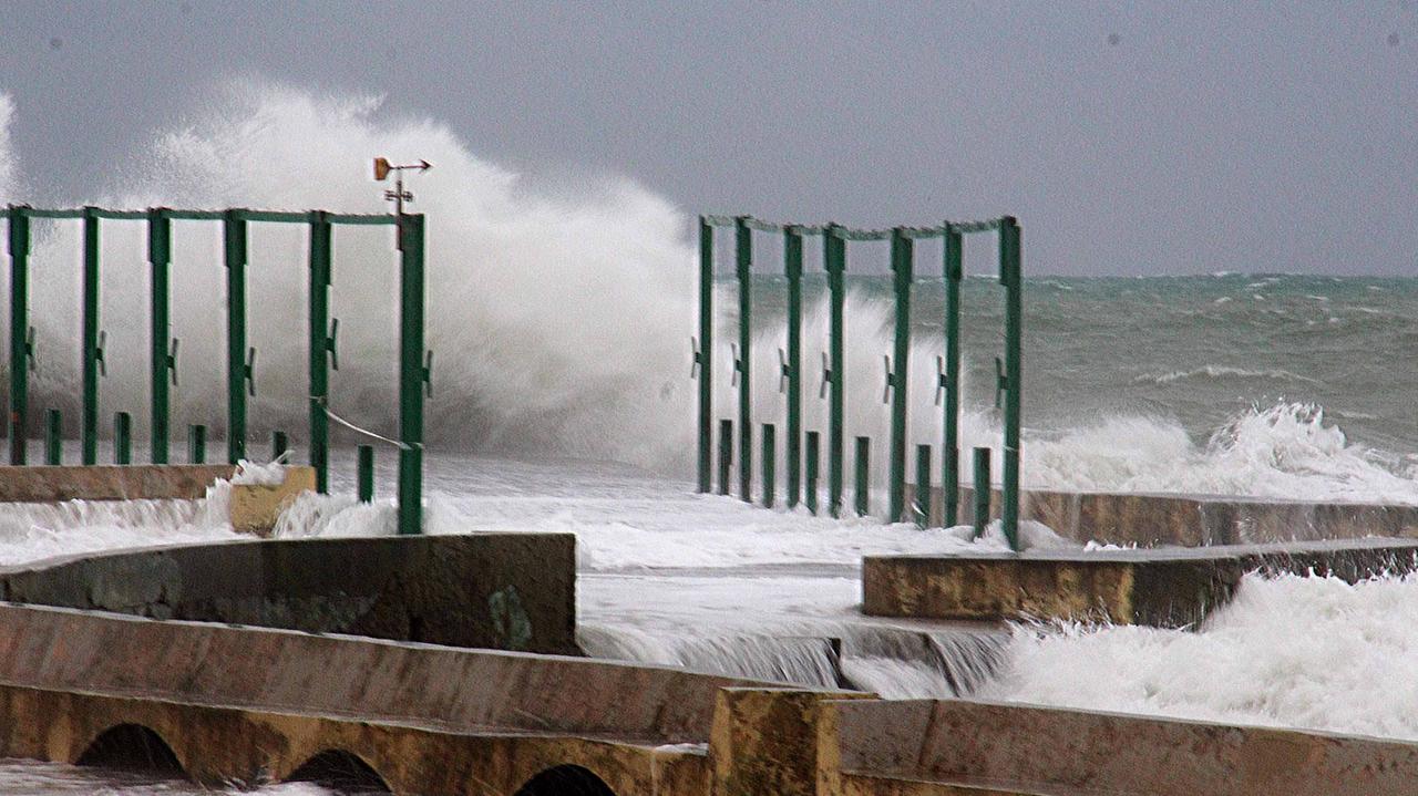 Vento forte e mareggiate, è allerta meteo per 32 ore