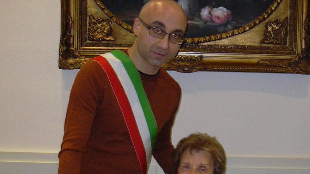 Il consigliere comunale Marco Sapia consegna la pergamena Rina Vieri