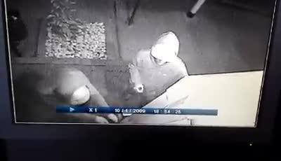 San Nicolò, due ladri in azione ripresi dalle telecamere