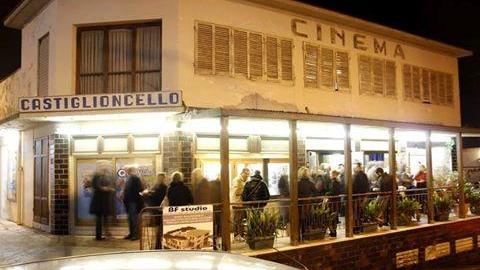L'esterno del cinema Castiglioncello per la serata di saluto alla famiglia Michetti