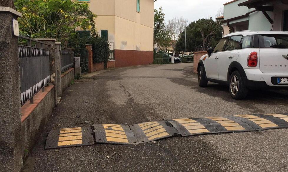 Una strada al buio, raffica di proteste 