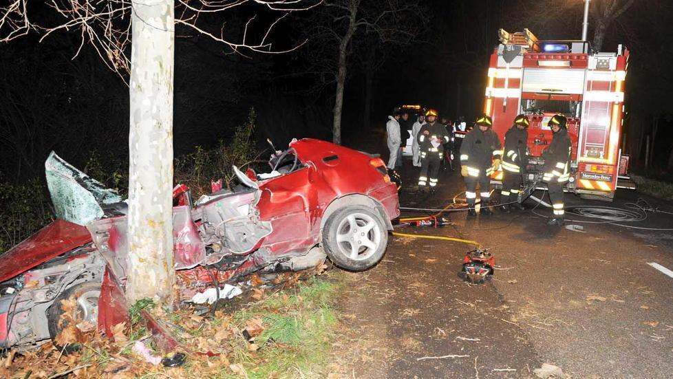 La Peugeot 206 su cui viaggiavano i due senegalesi deceduti nello scontro con un platano (foto Pabar)