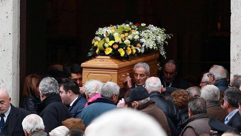 «Tutti possono provocare dolore» In centinaia per l’addio al cacciatore