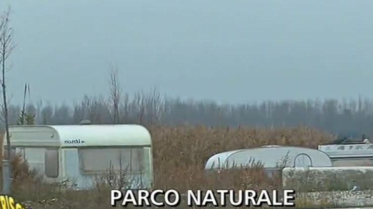 Parco di S. Rossore, va in tv il campo rom e scoppia la bagarre
