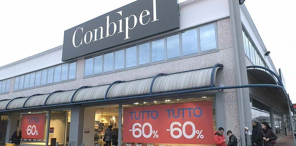 Sfondano due pareti per rubare la cassaforte 