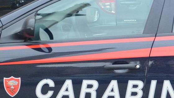 Spaccano il vetro e rubano la borsa