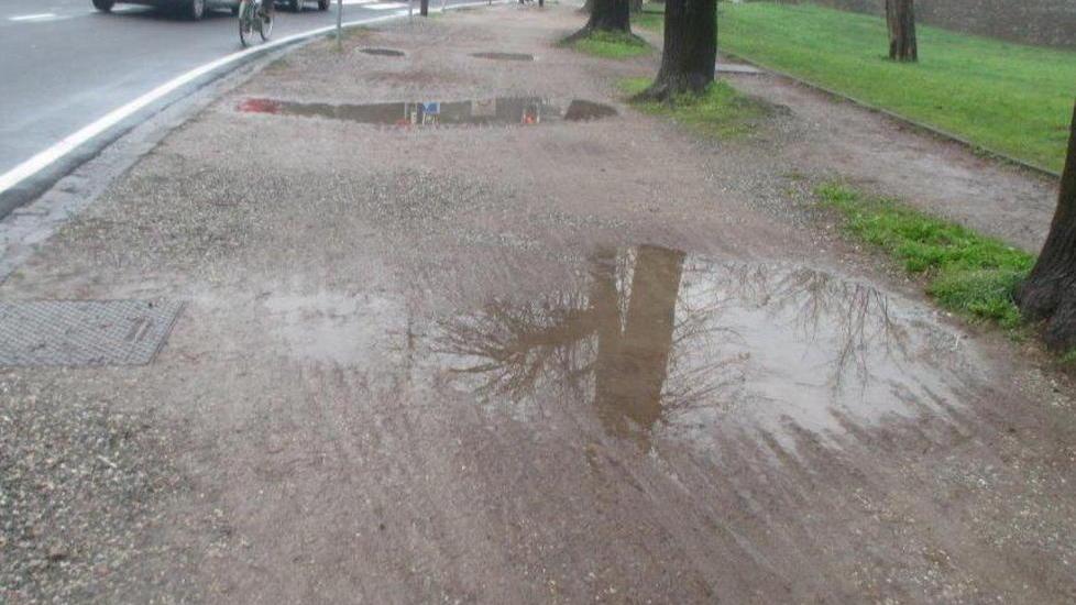 A spasso nel fango per entrare in città