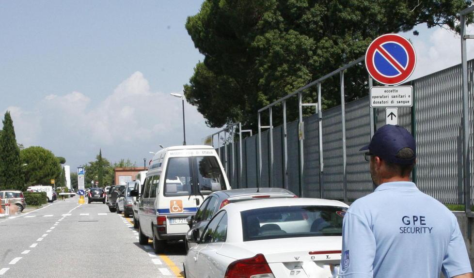 Torna dalla chemioterapia e le rubano la borsa in auto 