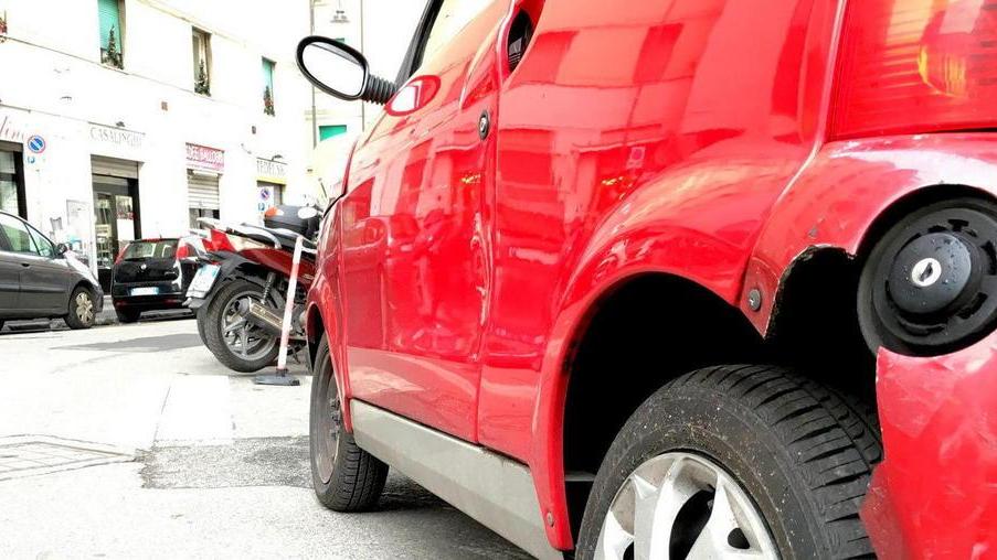 Folle corsa nella notte, danni a dieci auto in sosta