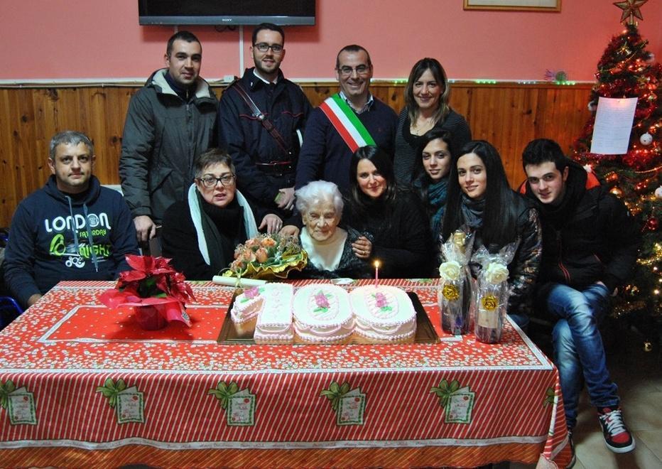 Grande festa per i cento anni di maestra Tomasina