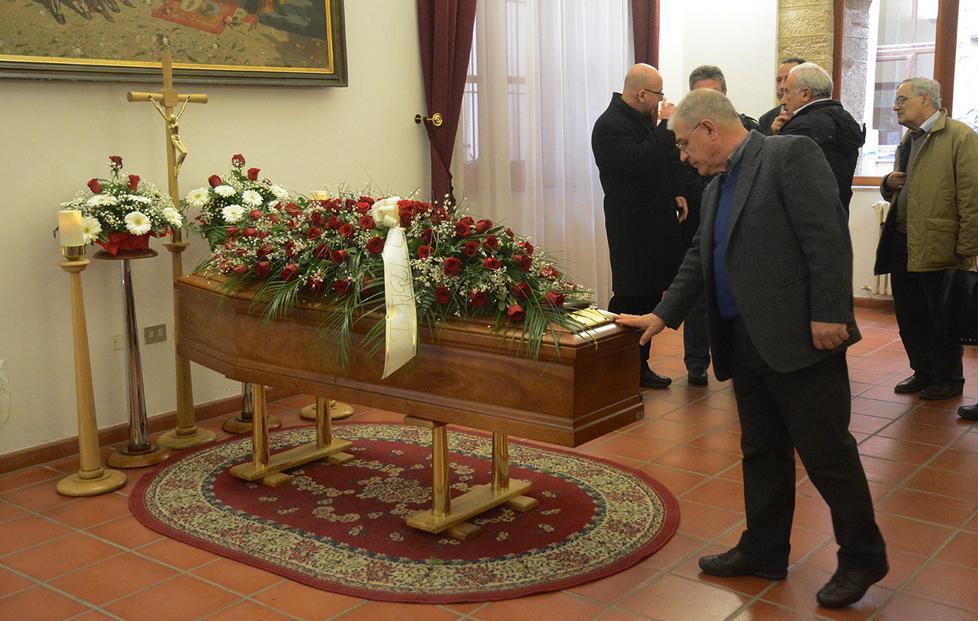 La città abbraccia il suo vecchio deputato 