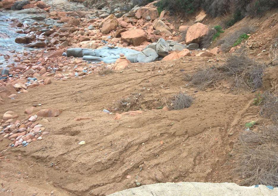 Una giornata di volontariato per ripulire Cala Moresca dopo la frana