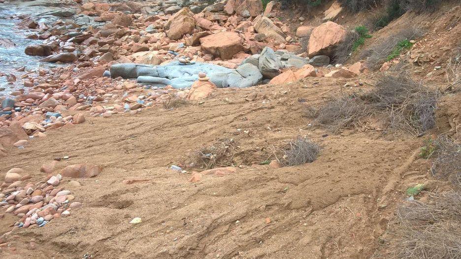 Una giornata di volontariato per ripulire Cala Moresca dopo la frana