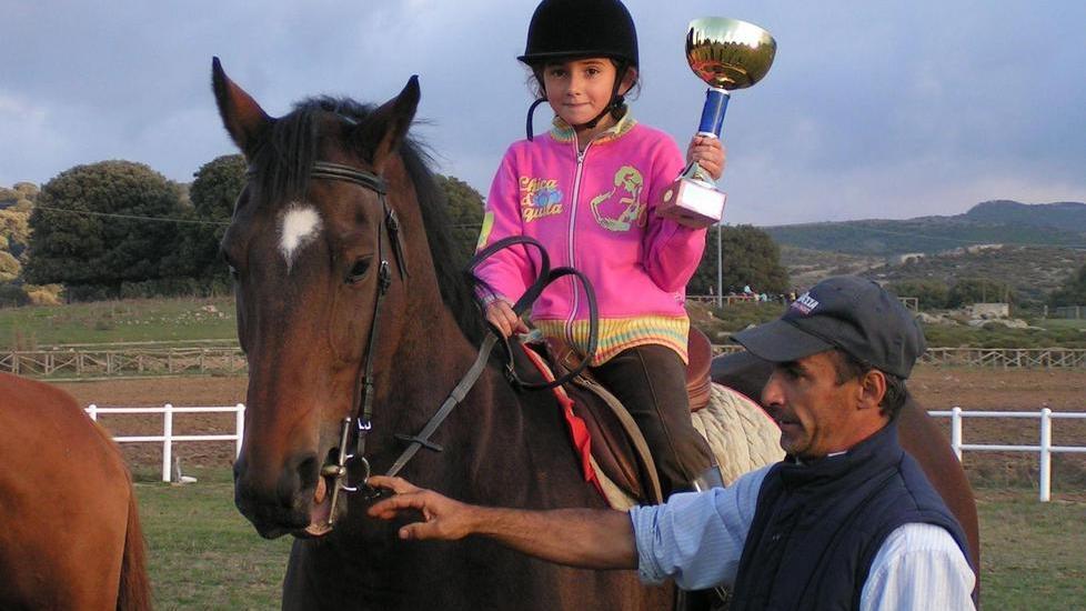Piccoli cavalieri crescono nella scuola di equitazione