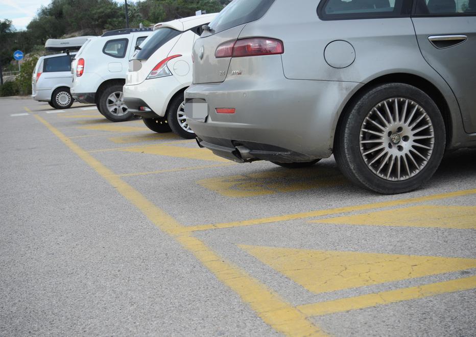 Disabili e marciapiedi: dilaga la sosta selvaggia 