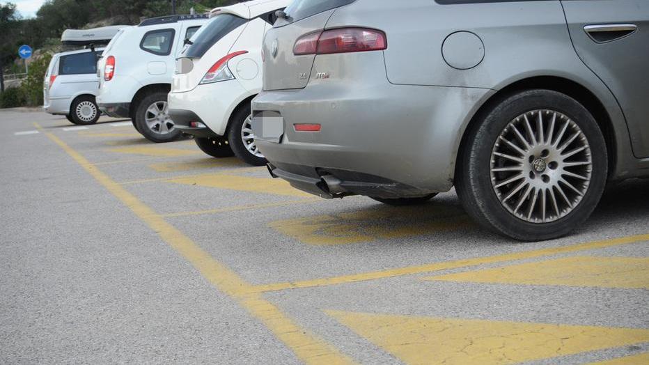 Disabili e marciapiedi: dilaga la sosta selvaggia