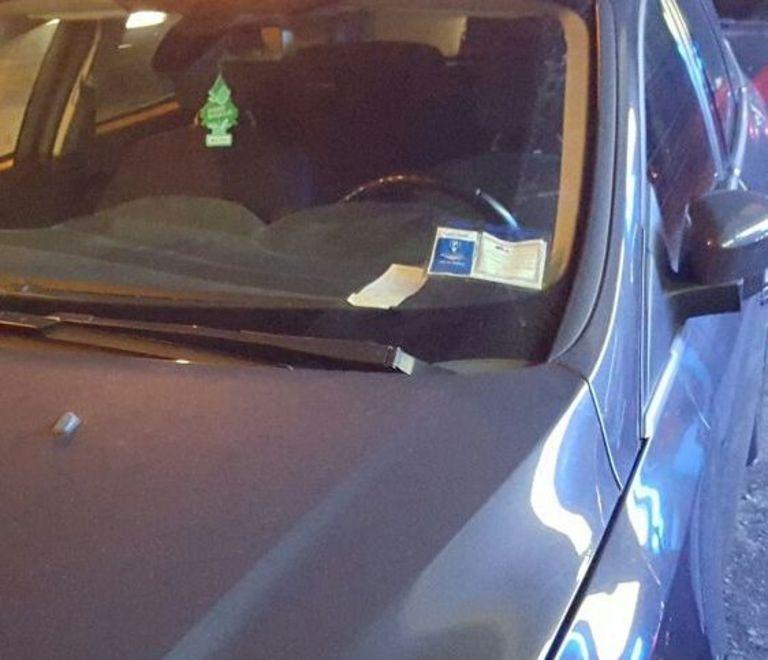 Due minuti di sosta gratis e poi prende la multa 