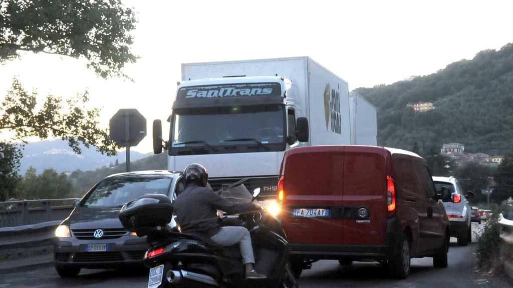 Aulla, allarme bomba: chiuso e riaperto subito il ponte di Albiano