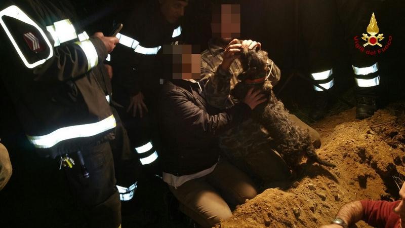 Il bassotto finalmente tra le braccia dei proprietari (foto vigili del fuoco)
