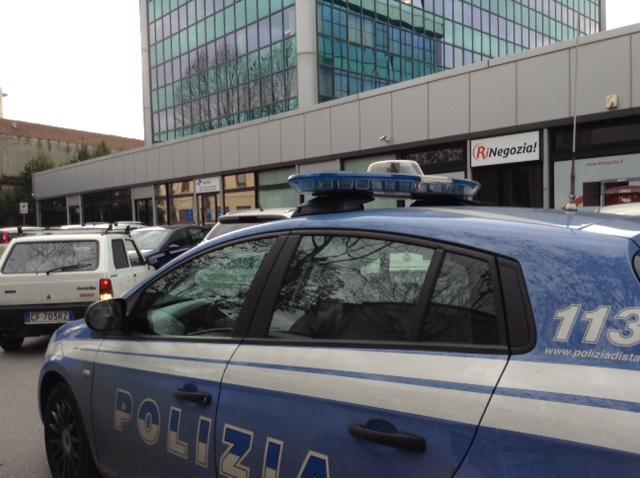 La polizia davanti alla sede di Equitalia in viale Montegrappa (foto Batavia)