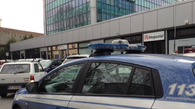 La polizia davanti alla sede di Equitalia in viale Montegrappa (foto Batavia)