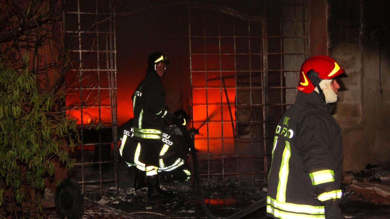 Guamaggiore, incendio nel deposito comunale: distrutti tre automezzi
