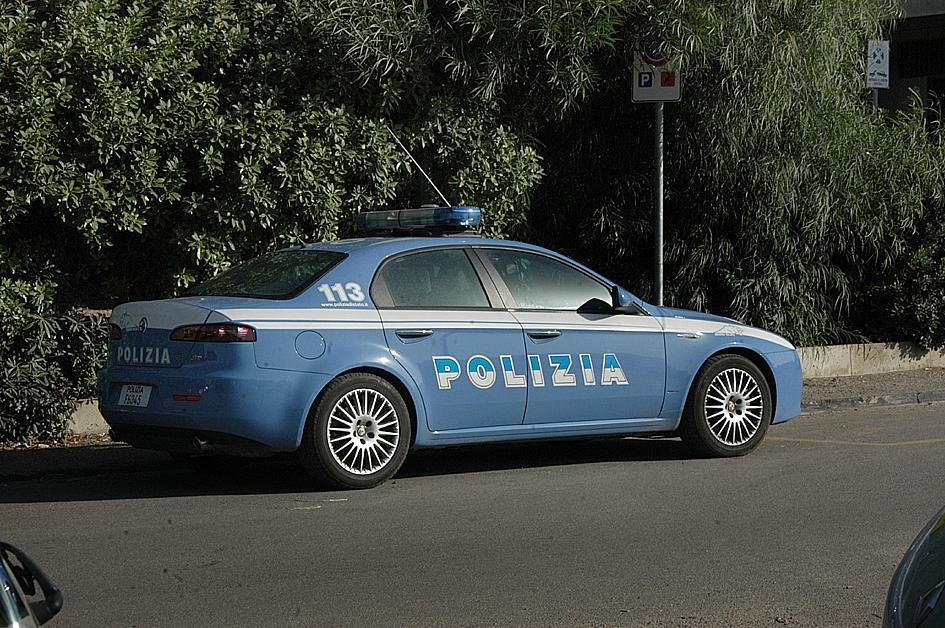 Oristano, tentano furto in un negozio: denunciati dalla polizia 