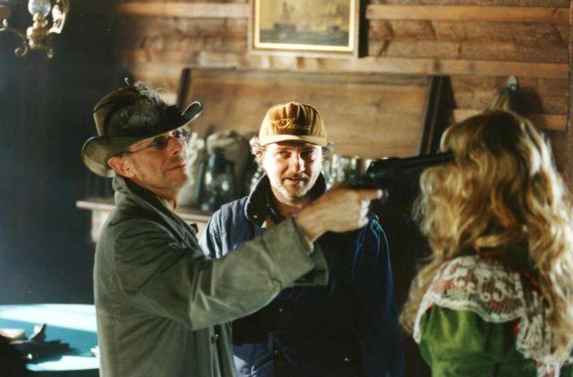 Giovanni Veronesi dirige David Bowie in una scena del film "Il mio West"