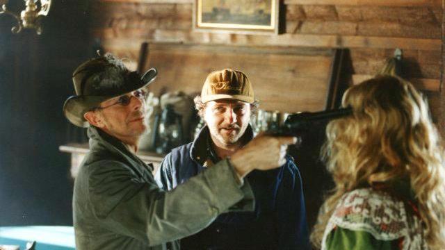 Giovanni Veronesi dirige David Bowie in una scena del film "Il mio West"