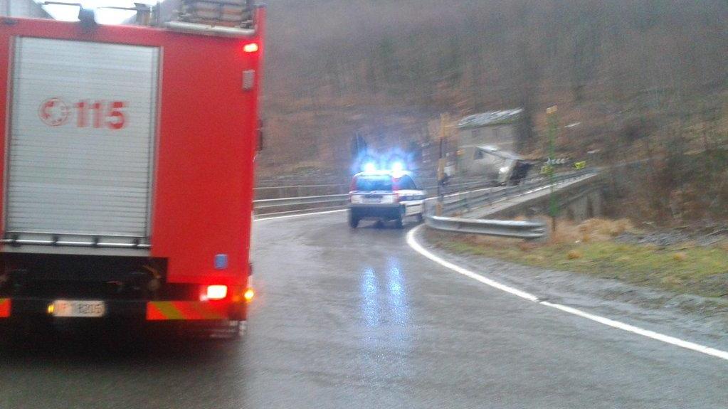 L'intervento di polizia municipale e vigili del fuoco a Pievepelago