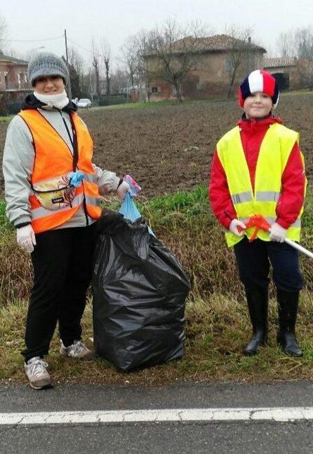 Carpi, madre e figlio in lotta con i rifiuti per strada: «Buttano via di tutto» 