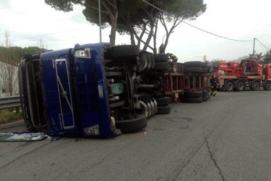 Autoarticolato si ribalta lungo la Sarzanese 