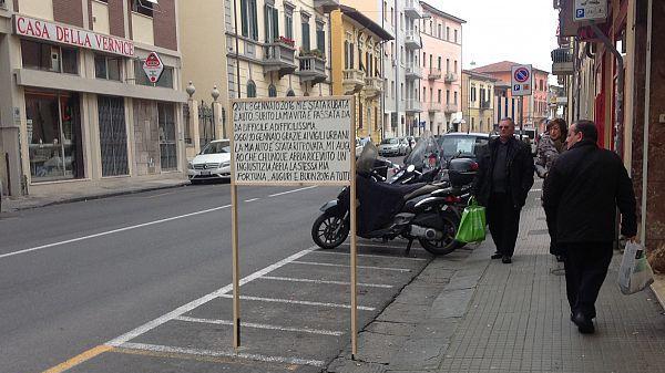 Un cartello per ringraziare i vigili urbani che gli ritrovano l'auto