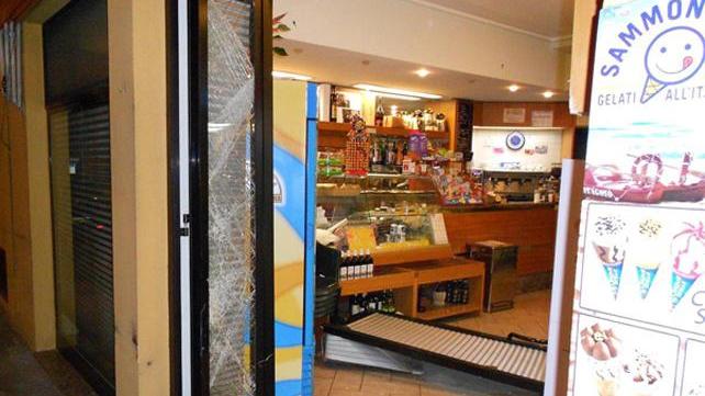 Furto con spaccata al bar Vando