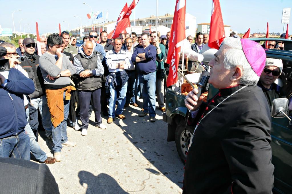 Una manifestazione dei lavoratori del petrolchimico con l'intervento del vescovo