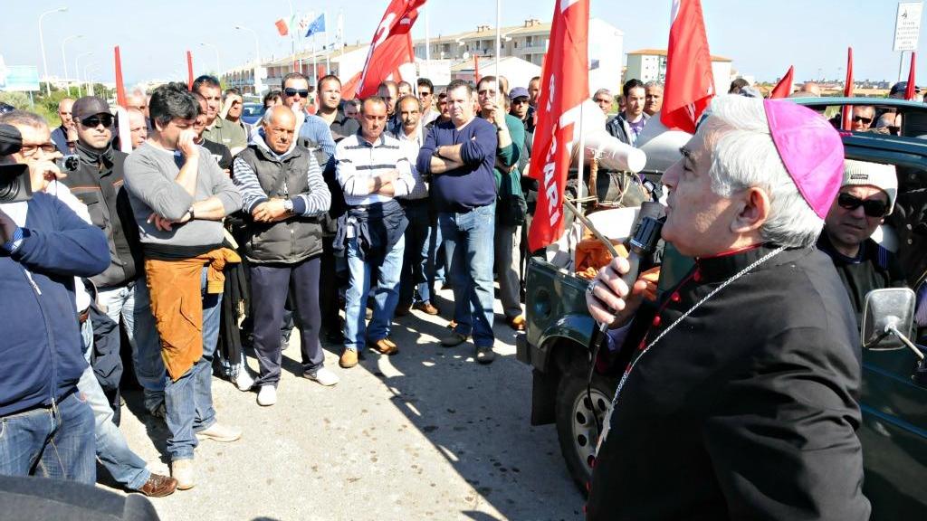 Una manifestazione dei lavoratori del petrolchimico con l'intervento del vescovo