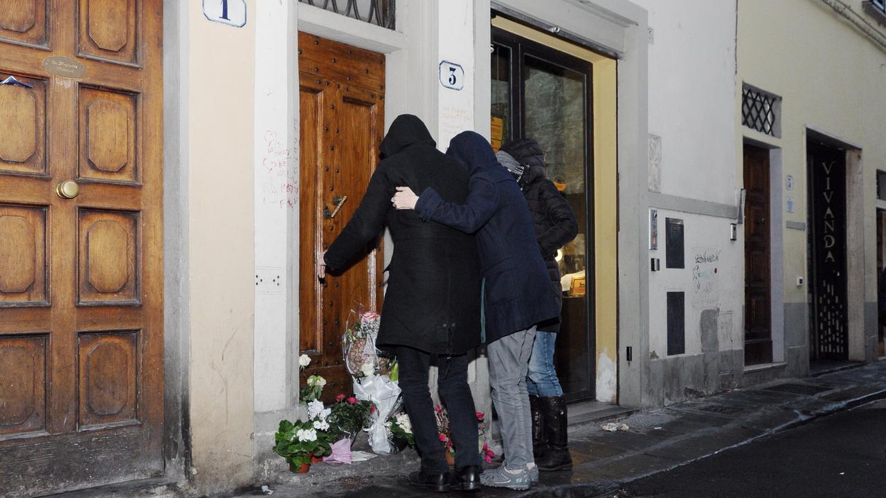 Il padre di Ashley Olsen lascia dei fiori davanti all'abitazione dove è stata trovata uccisa la figlia