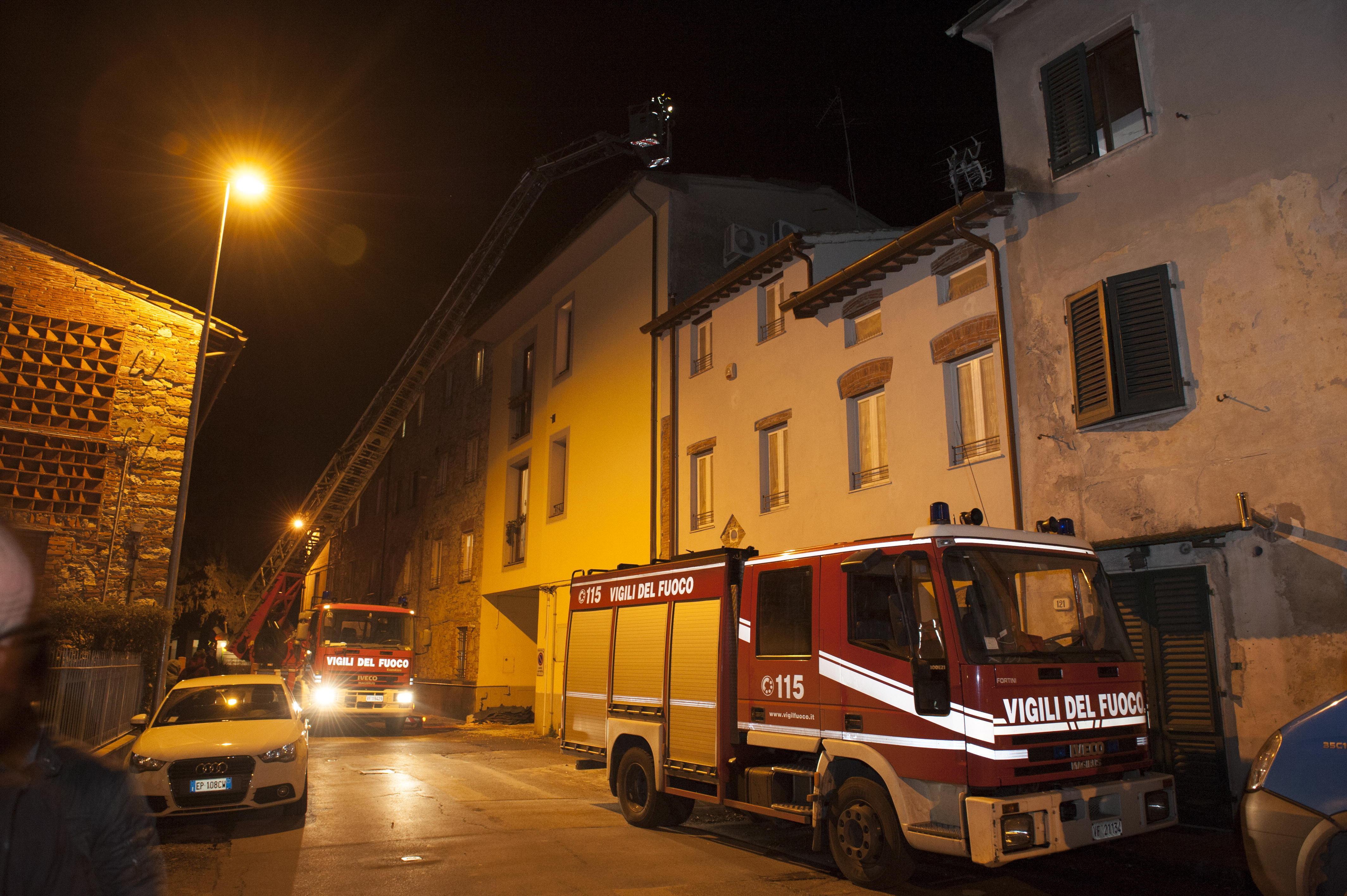 L'intervento dei vigili del fuoco in via del Chiasso (foto Sernacchioli)