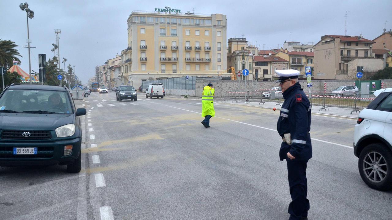 Il lungomare chiuso dai vigili nel tratto di fronte a piazza Mazzini (foto Ciurca/Paglianti)
