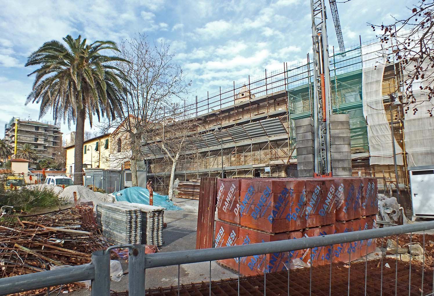 L'edificio di piazza Manzoni che dovrà ospitare il polo culturale (foto Paolo Barlettani) 